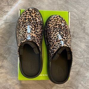 Women’s leopard OOFOS sz 11